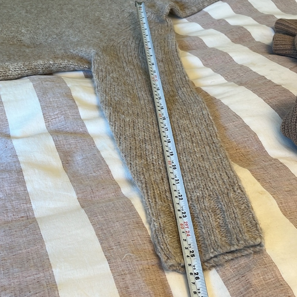 Aritzia Alpaca Blend Plutarch Turtleneck Sweater Size M Taupe Cozy Oversized - Picture 15 of 16